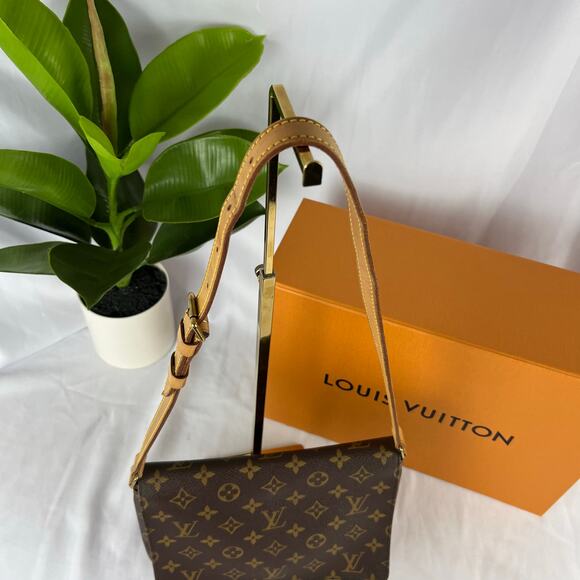 LOUIS VUITTON Musette Tango Adjustable Shoulder Strap Monogram Canvas W/COA - Picture 4 of 17